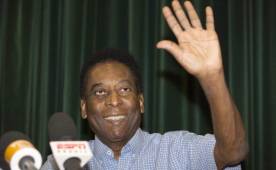 Pelé brindó una amena conferencia de prensa tras salir del hospital en Brasil.