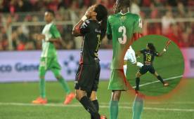 Jonathan McDonald lanzó su 'taco' a otro durante un partido de la Liga de Costa Rica.