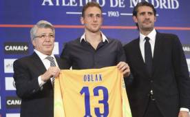 Jan Oblak siendo presentado por el presidente del Atlético, Enrique Cerezo.