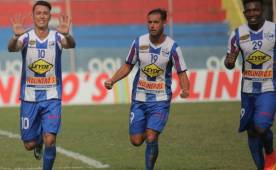 Erick Andino (izquierda) celebra junto a Leandro Casale y Franco Güity uno de los tres tantos que marcó con el Victoria ante Honduras Progreso.