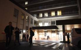 Varios periodistas están apostados en las afueras del hospital donde está internado Jules Bianchi.