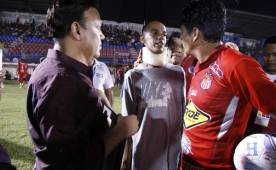 Reinaldo Tilguath se acercó a brindarle palabras de aliento a Reneau previo al Vida-Motagua. Foto Samuel Zelaya