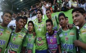 El 'Loco' posando con los chicos que desde ahora en adelante serán sus seguidores. (El Gráfico)