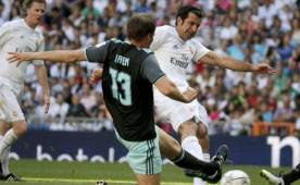 Luis Figo fue de las figuras que estuvieron en el partido de leyendas.