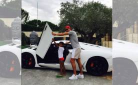 Cristiano publicó este miércoles en Instagram con su Lamborghini Aventador junto a su hijo.