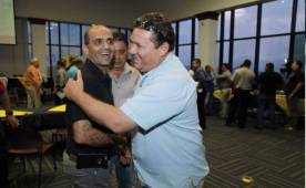 Con un efusivo abrazo entre Fuad Abufele y Ricardo Elencoff se finalizó la polémica entre ambos directivos.