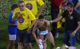 Neymar terminó el partido en ropa interior tras regalar sus calzoncillos.