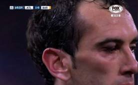 Diego Godín recibió una fuerte falta de parte de Luis Suárez en el área del Atlético.