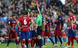 Filipe Luis fue expulsado por la dura entrada a Messi.