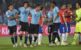 La expulsión de Edinson Cavani desató la polémica en el Chile-Uruguay.