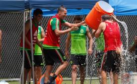Santiago Baños, asistente del Piojo, estuvo de cumpleaños y los jugadores de México lo festejaron bañándolo de agua. Foto Juan Salgado / Enviado Especial.