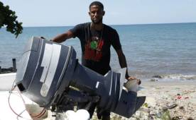 Orental Bodden es un experto en reparación de motores fuera de borda, cuando está de vacaciones se dedica por completo a ello y sueña con poner un taller en Roatán. Fotos Javier Rosales