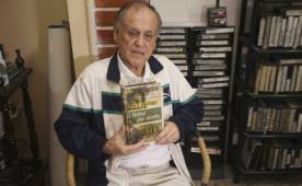 El hogar de Chelato Uclés parece una hemeroteca, tiene toda la historia del fútbol.