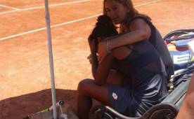 Daniela Seguel llora desconsolada tras ver morir a su padre en la gradería mientras disputaba una final de tenis.