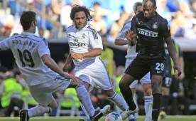 David Suazo manejando el balón ante la marca de Fernado Sanz y Christian Karembeu (EFE)