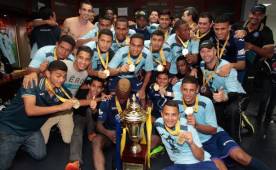 El plantel de Motagua posando para el lente de DIEZ con la Copa en su camerino. (FOTO: Ronal Aceituno)
