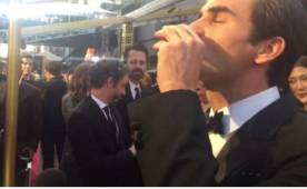 Federer sorprendió a muchos al aceptar tomarse un trago en frente de la cámara.