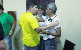 Mateo Yibrín fue a saludar al entrenador Héctor Castellón al finalizar el encuentro. FOTO Wendell Escoto