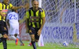 Sergio Mendoza se convirtió en el héroe del Real España al marcar el triunfo 2-1 ante Olimpia. Foto Melvin Cubas