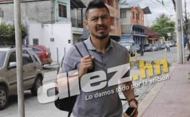 Roger Espinoza estuvo serio a su llegada al hotel de concentración de la Selección de Honduras.