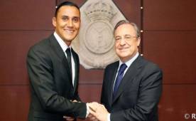 Florentino Pérez y Keylor Navas durante la presentación del arquero costarricense en agosto del 2014. (Foto: Real Madrid)