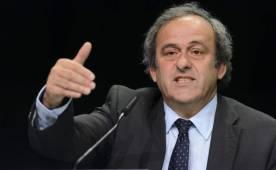 Platini le dijo a Blatter que está derrotado y que es mejor dimitir, pero el máximo dirigente de la FIFA se negó a hacerlo. Foto AFP