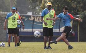 Hernán Medford no deja escapar ningún detalle de cara al juego del domingo ante Olimpia. Foto DIEZ
