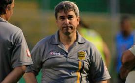 Verdial presentó el miércoles al volante Ramón Núñez y habló del futuro del Real España. Este jueves fue tristemente asesinado a balazos. Foto DIEZ