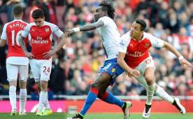 Jugadores del Arsenal se lamentan tras el resultado en el Emirates Stadium.