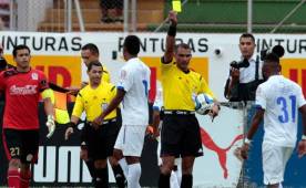 Mario Moncada en la primera parte mostró amarillas que debieron ser rojas, al final sólo expulsó dos jugadores, uno para cada equipo. Foto Marvin Salgado