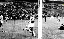 Imagen de aquel choque entre Honduras y El Salvador en el Azteca. Foto tomada de El Gráfico.