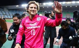 El delantero Diego Forlán tiene 36 años y estaría poniendo fin a su carrera en el fútbol de Uruguay.