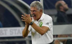 Tuca Ferreti dirigiendo a la selección de México en duelo amistoso ante Argentina.