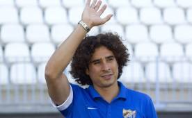 Guillermo Ochoa ha sido presentado en el Málaga y ha firmado por tres temporadas.
