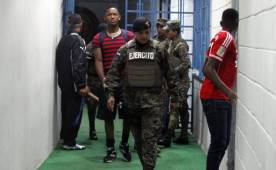 El delantero tuvo que ser custodiodado por cinco elementos del ejército para evitar cualquier problema. FOTO Juan Salgado