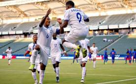 El delantero Anthony Lozano celebrando el gol que le dio a Honduras el triunfo 1-0 sobre Haití junto a Bryan Acosta. FOTO Cortesía Concacaf