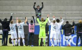 Momento en que jugadores del Gefle celebraban junto a su único aficionado en el estadio.