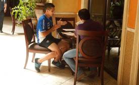 Johnny Leverón al momento de hablar con Rolando Peña, directivo del Marathón.