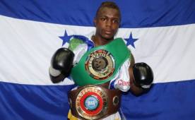 “Escorpión” Ruiz posa orgullosamente con el cinturón centroamericano y del caribe, en peso pluma.