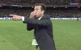 Momento en que Dunga realiza un polémico gesto hacia los suplentes de Argentina.