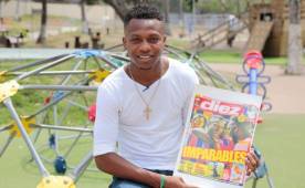 Kevin posó con la portada de Diario Diez con su gol ante Marathón. Fotos Juan Salgado.