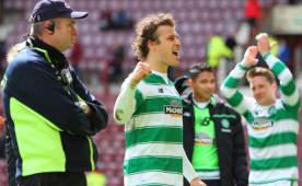 Emilio Izaguirre, al fondo de la foto, ven como festejaban con euforia sus compañeros. Foto Daily Mail.