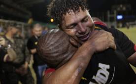 Al salir del campo, Pavón y Tyson Nuñez se dieron un emotivo abrazo. Ambos compartieron muchos momentos en la Selección y el Real España. Foto Neptalí Romero