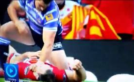 Momento en que el jugador de rugby agredía a su rival.