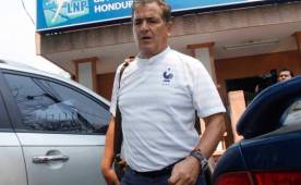 Jorge Luis Pinto a su salida de las oficinas de la Liga Nacional de Honduras. FOTO: Neptalí Romero.