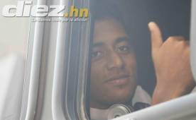 Momentos cuando el delantero hondureño Anthony Lozano salía en el autobús para el entrenamiento de esta tarde con la Selección Sub-23. Foto Delmer Martínez