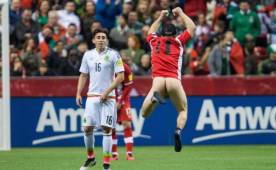 Un aficionado entró al campo completamente desnudo, Héctor Herrera lo observa.