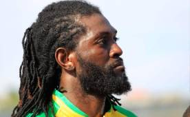 Así luce en la actualidad Emmanuel Adebayor, quien regresó a su habitual estilo de cabello.