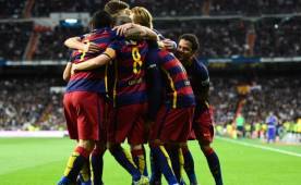 Los jugadores del Barcelona al celebrar uno de los cuatro goles con los que su equipo venció 4-0 al Real Madrid. AFP