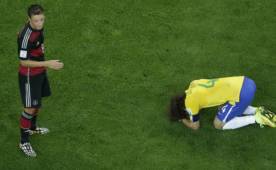 Mesut Özil fue uno de los jugadores que se le acercó a David Luiz para intentar calmarlo tras la goleada.